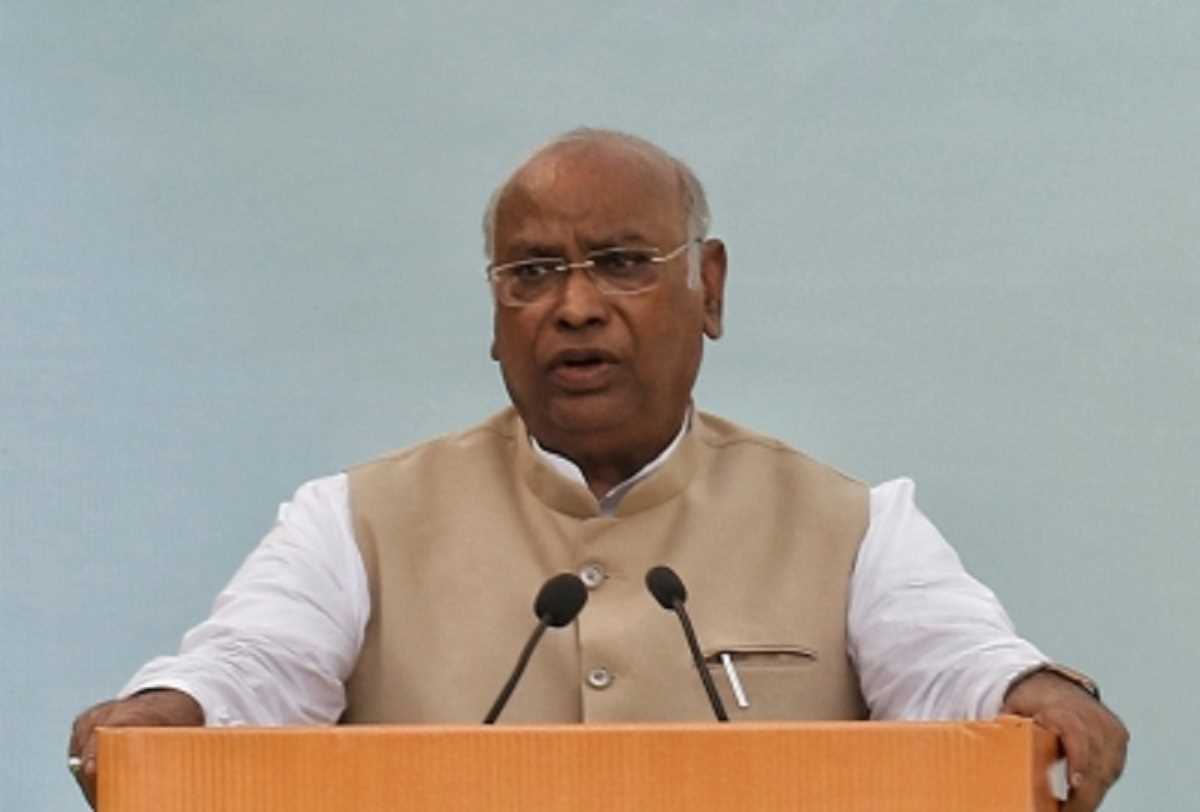 कर्नाटक में सीएलपी चुनाव के लिए शिंदे, जितेंद्र सिंह व बाबरिया पर्यवेक्षक नियुक्त